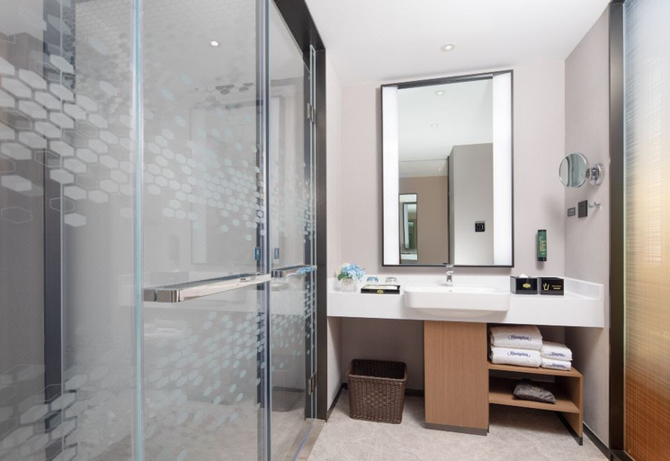 Bathroom 3, Hampton by Hilton Hangzhou Zhuantang , Hangzhou