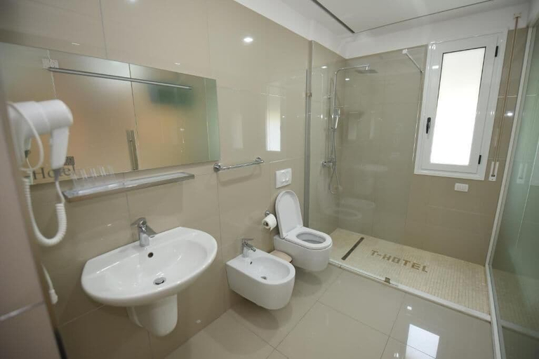 Bathroom 4, Hotel Lusini, Vlorës