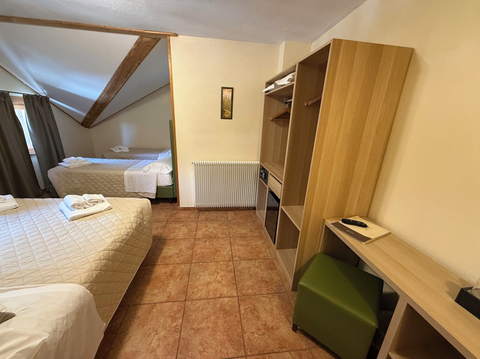 Bedroom 3, Hotel Trieste, Udine