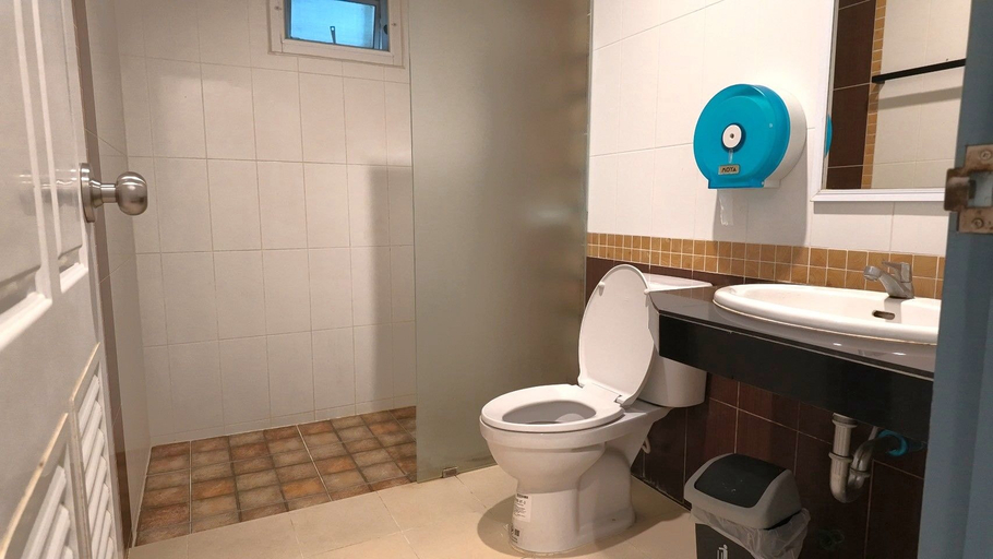 Bathroom 5, Seree Grand Resort (complimentary light breakfast), Hat Yai