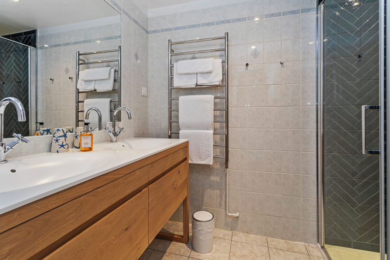Bathroom 3, Hotel Restaurant Le Bellevue, Calvados