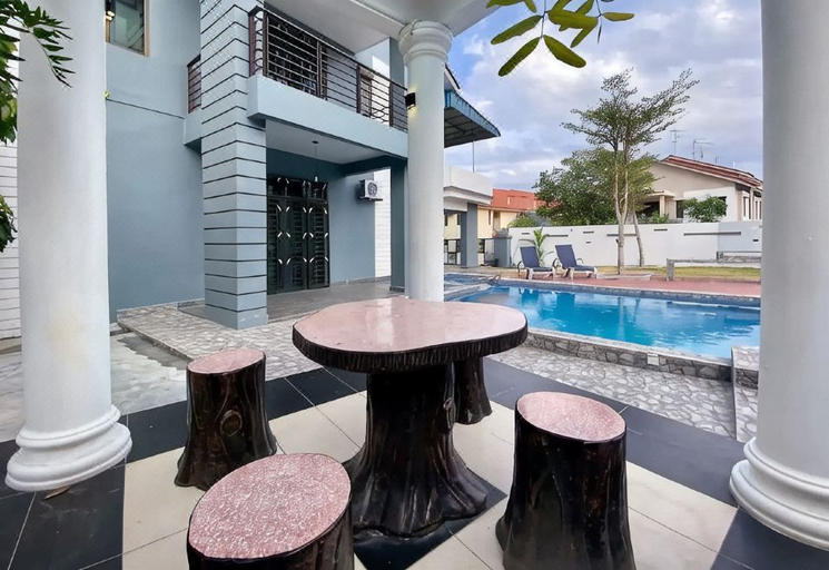 Outdoor Swimming Pool 2, Stylish Blue Water Home w/ Pool, Johor Bahru