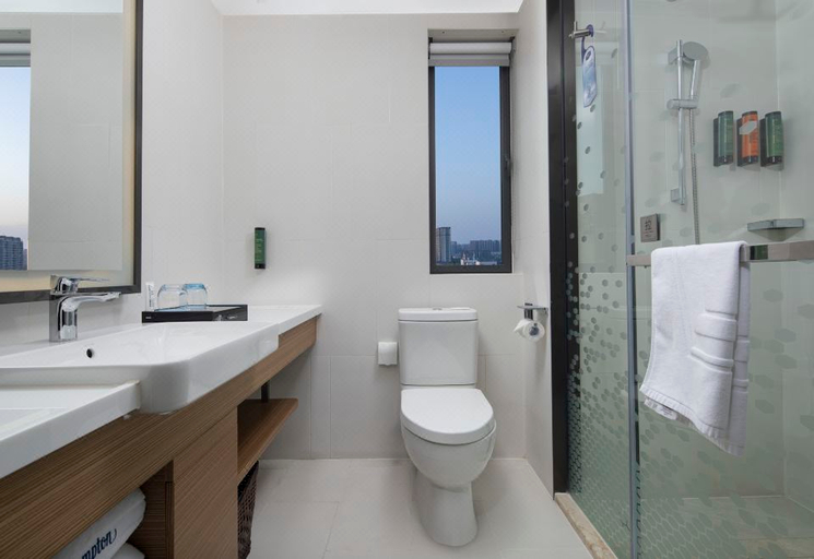 Bathroom 4, Hampton by Hilton Chengdu Waishuangnan, Chengdu