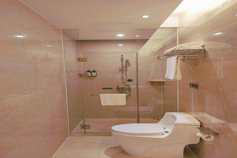 Bathroom 3, Vienna Hotel Guangxi Hechi Jinchengjiang Baima Street, Hechi