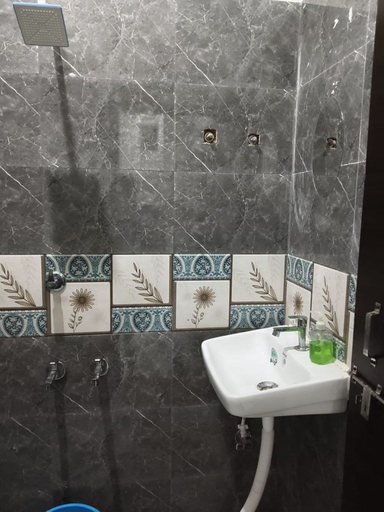 Bathroom 3, Maruti Nandan Hotel, Chhatarpur
