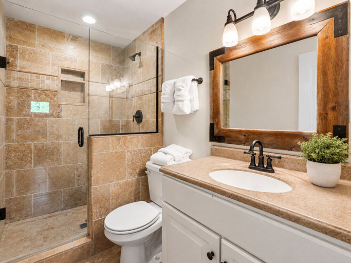 Bathroom 5, Golden Bear, San Bernardino