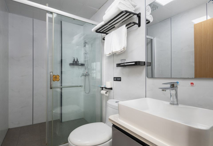 Bathroom 3, Ramada Encore Hotel (Qingdao Beer Street, Zhongshan Park ), Qingdao