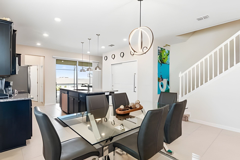 Dining 4, Luxury 5BR Villa Near Disney w/ Lazy River Access, Polk