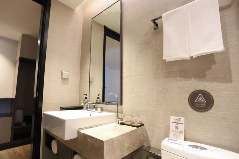 Bathroom 4, Homeinn Plus Hotel (Xi'an Gaoxin South Second Ring Fengqing Park Subway Station), Xi'an