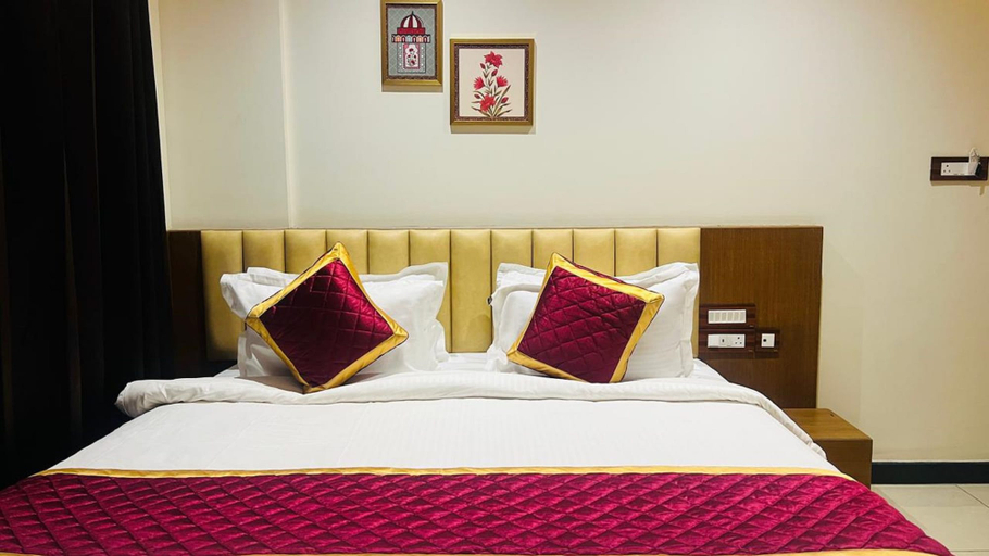 Room 5, Hotel Ambaari Inn, Mandya