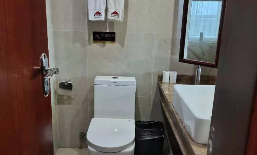 Bathroom 4, Dongfang Tanggula Hotel (High-speed Railway Station), Hainan