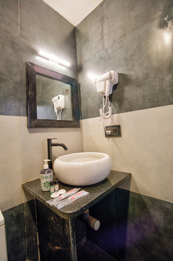 Bathroom 5, Hotel Vaggi's Place, North Goa
