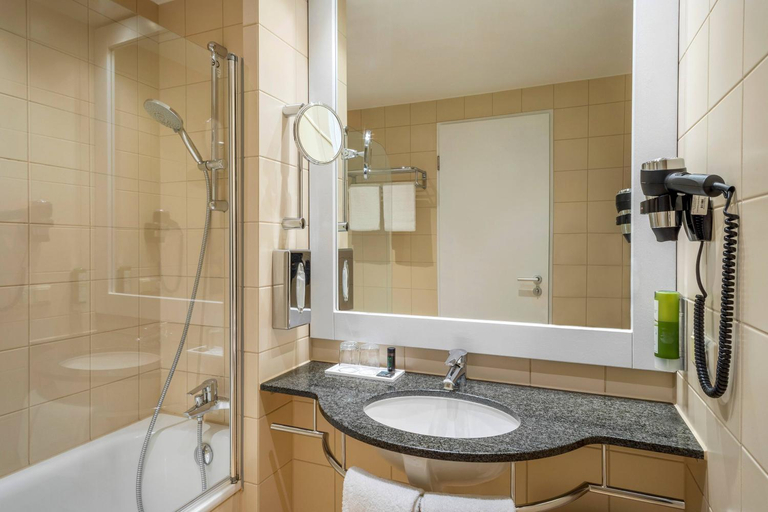 Bathroom 2, Hotel Frankfurt Messe Affiliated by Melia, Frankfurt am Main
