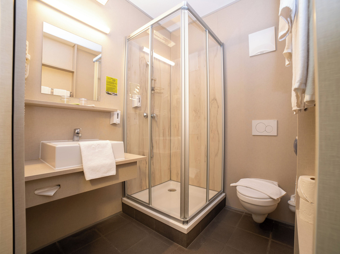 Bathroom 4, Smart Motel, Horn