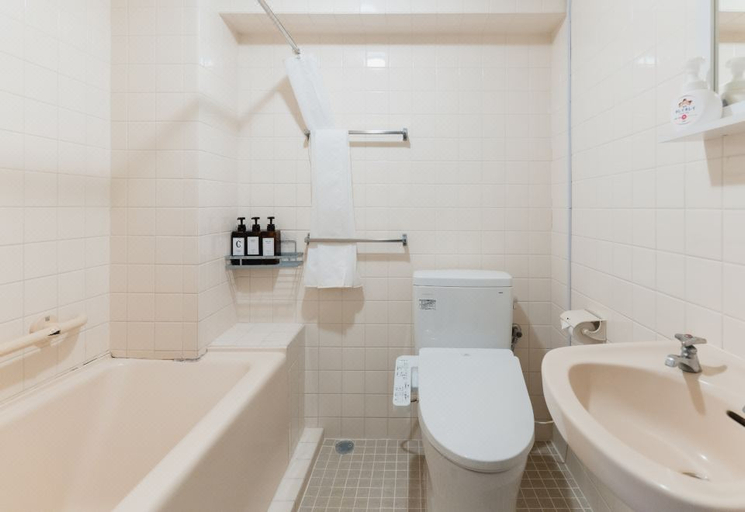 Bathroom 3, Portside Misaki Town, Ishigaki