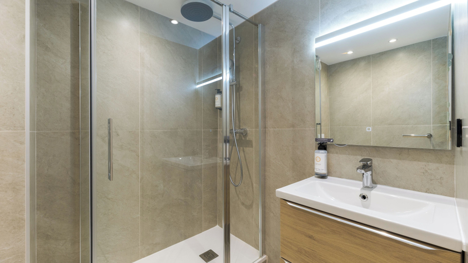 Bathroom 4, Kyriad - L'Isle-D'Abeau Bourgoin-Jallieu, Isère