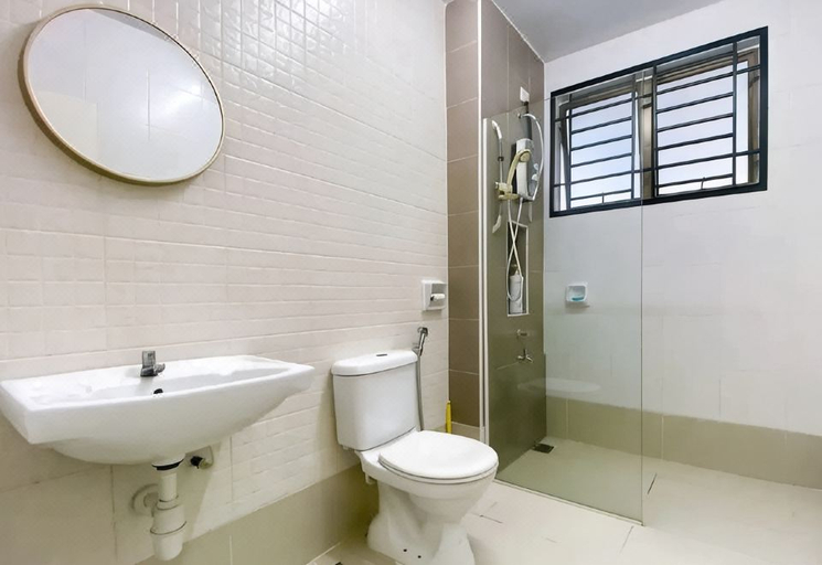 Rooms 5, Stylish Blue Water Home w/ Pool, Johor Bahru