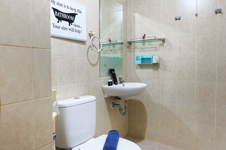 Bathroom, Exclusive 3BR Sea View Ancol Mediterania Apartment, Jakarta Utara
