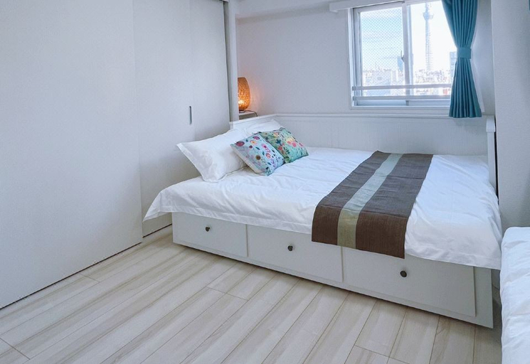 Bedroom 2, 浅草寺近く、地下鉄で銀座へ直行, Taitō