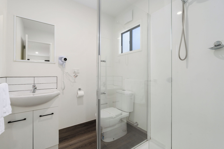 Bathroom 4, BIG4 Tiny Away Stay – Seymour Riverside, Mitchell - North