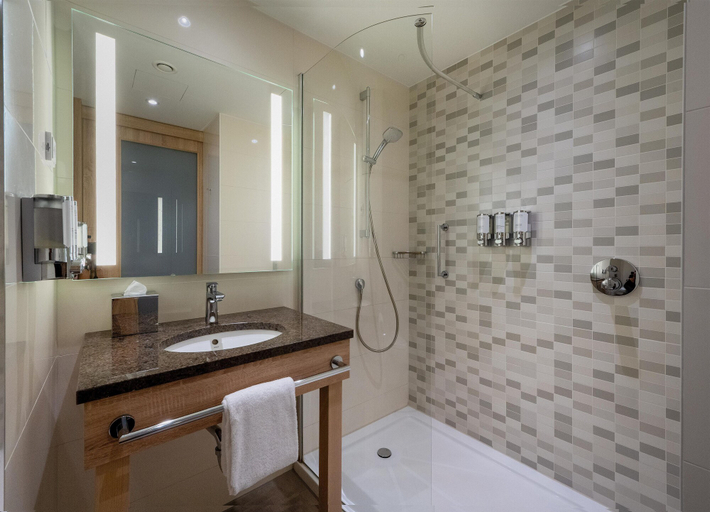 Bathroom 5, Hampton by Hilton Frankfurt Airport, Frankfurt am Main