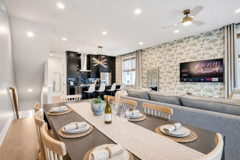 Room 3, Rooftop Deck Fire pit House - Nashville - Sleeps 12, Davidson