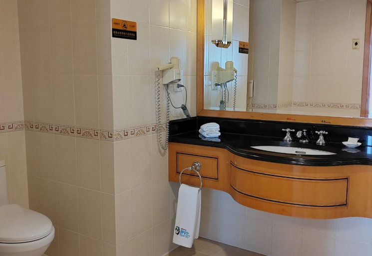 Bathroom 3, Air China Hotel Dalian, Dalian