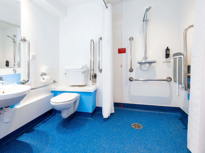 Bathroom 5, ibis budget Edinburgh Park, Edinburgh