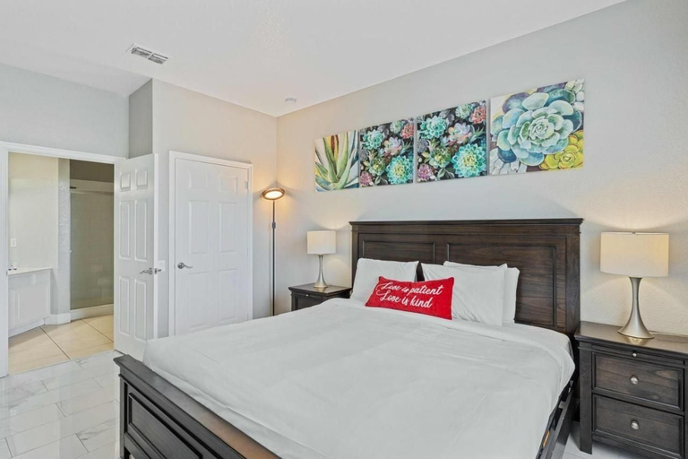 Room 5, Vista Cay 3BR Condo w/ Balcony & Resort Pool, Orange