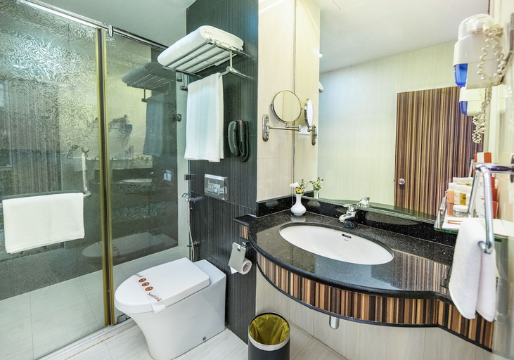 Bathroom 5, Pearl Grand By Rathna, Thimbirigasyaya