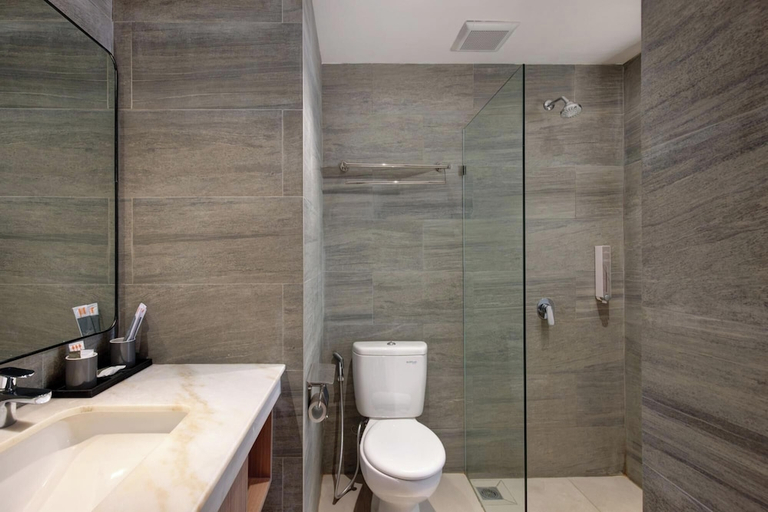 Bathroom 5, Harper Kupang by ASTON, Kupang