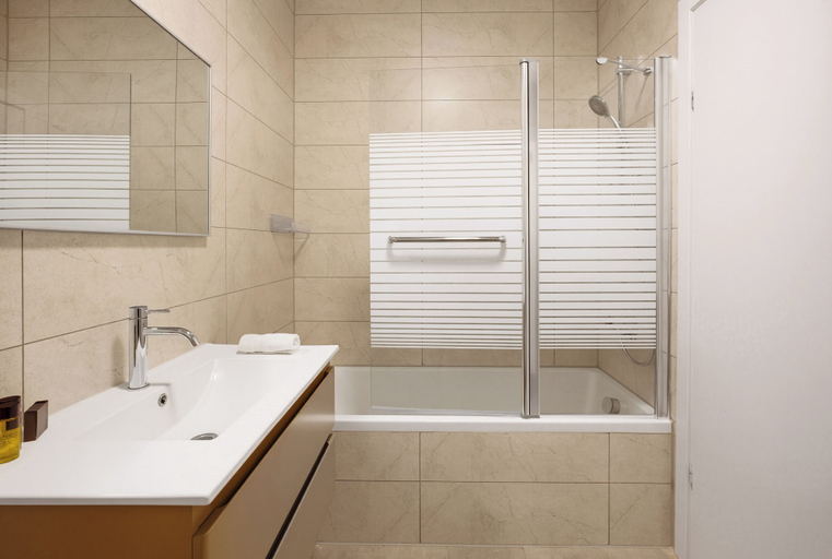 Bathroom 3, Spacious 4BR Luxury l Balcony & Mamad