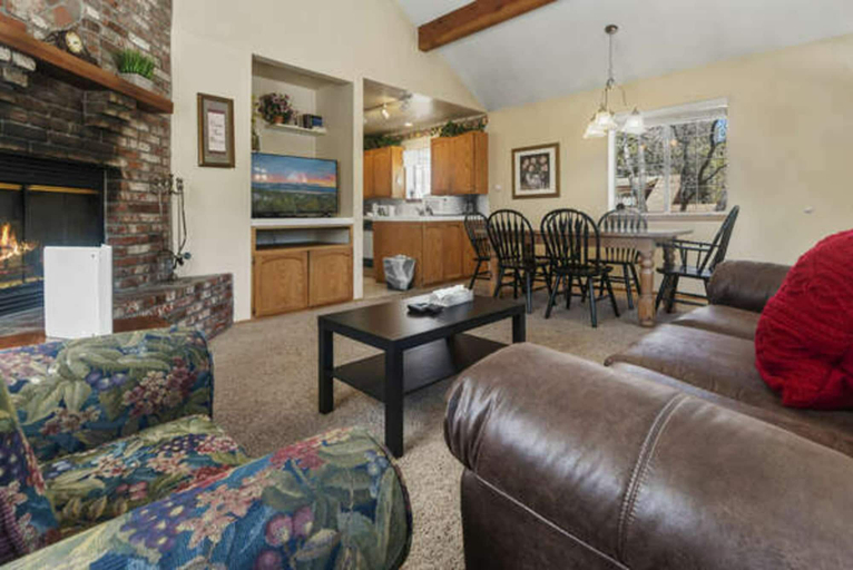 Interior, Karins Cottage, San Bernardino