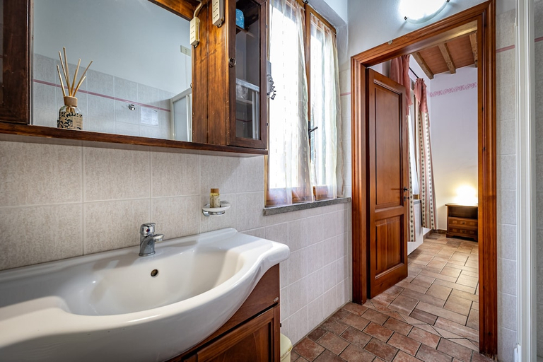 Bathroom 5, AGRITURISMO CESANI, Siena