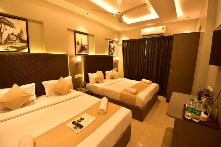 Room 4, Hotel Aura Nr Kokilaben Hospital, Mumbai Suburban