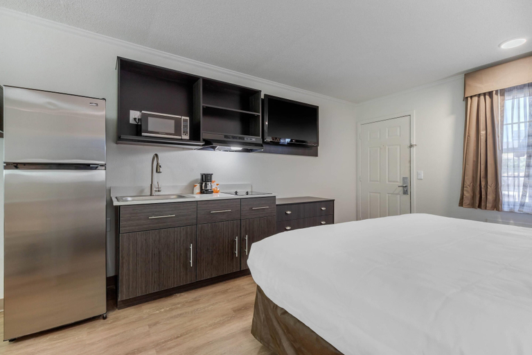 Bedroom 3, Suburban Studios at the University, Horry