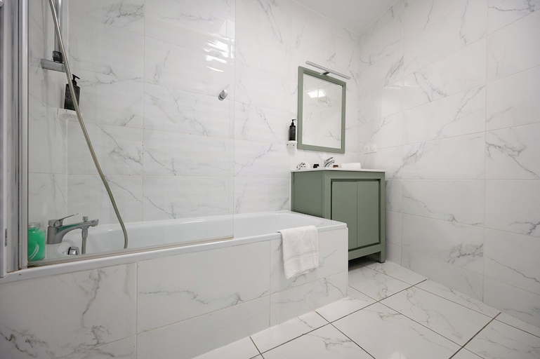 Bathroom 4, Nemea Appart Hotel Les Hauts de Milady Biarritz, Pyrénées-Atlantiques