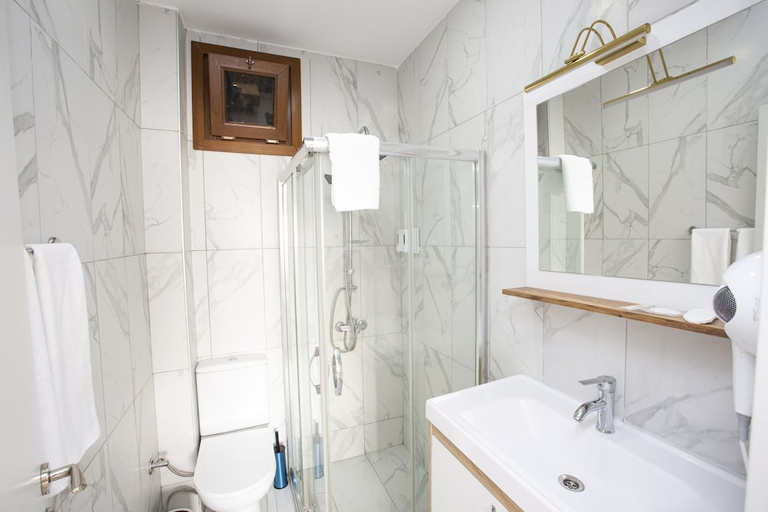 Bathroom 5, Taksim Leon's Hotel Cafe & Spa, Beyoğlu