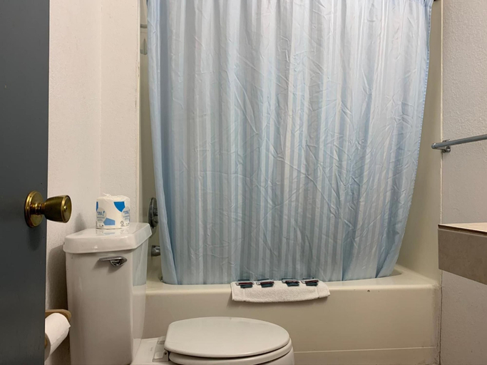 Bathroom 4, Budget Lodge Inn Abilene KS, Dickinson