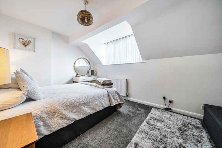 Room 5, House Sleeps 4 With Parking and Garden, North Lincolnshire