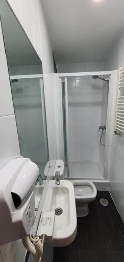 Bathroom 4, CH Lemon Rooms By HEBEROOMS, Madrid