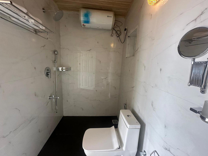 Bathroom 3, Planters Punch, The Nilgiris