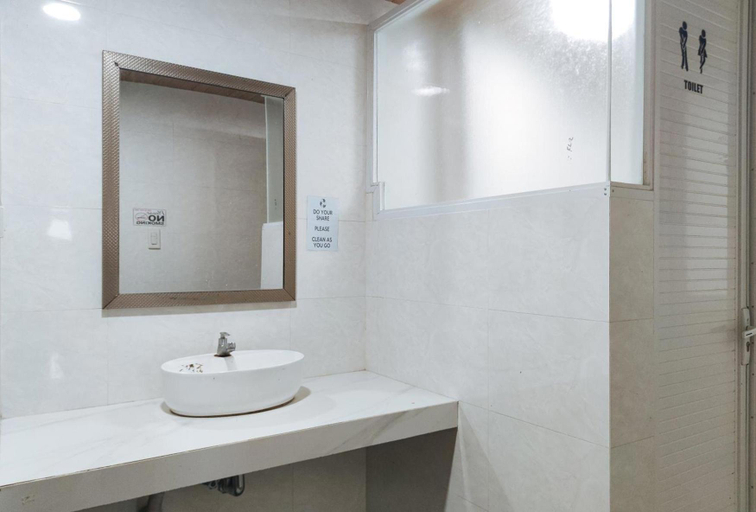 Bathroom 3, RedDoorz near Baguio Night Market, Baguio City