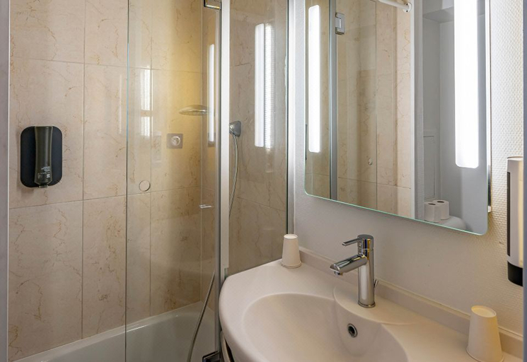 Bathroom 4, B&B Hôtel Bordeaux Lac sur Bruges, Gironde