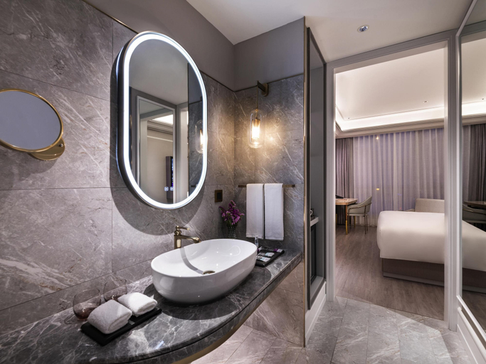 Bathroom 4, Mercure Shanghai Xujiahui South, Shanghai