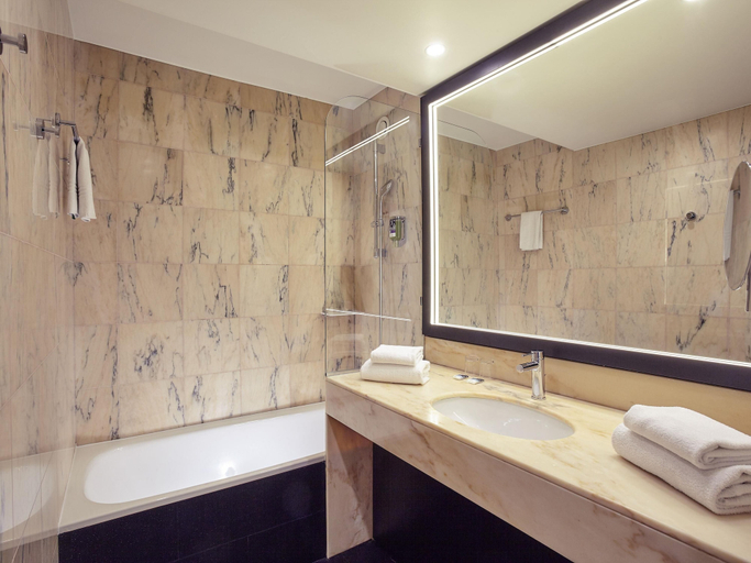 Bathroom, Hotel Mercure Paris Saint-Ouen, Seine-Saint-Denis