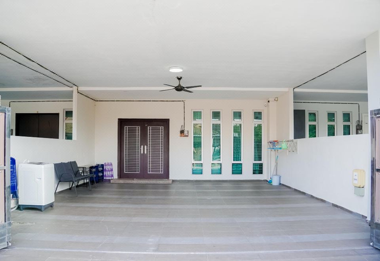 4, Spacious 13 Pax Classic Home in Kuantan for Family, Kuantan