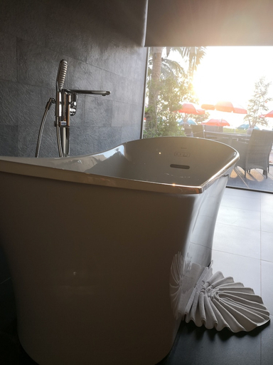 Bathroom 5, Le Coral Beach Resort and Cafe, Takua Thung