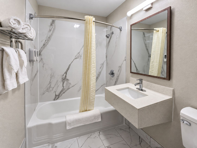 Bathroom 4, Richmond Inn & Suites Near Dayton I-70, Wayne