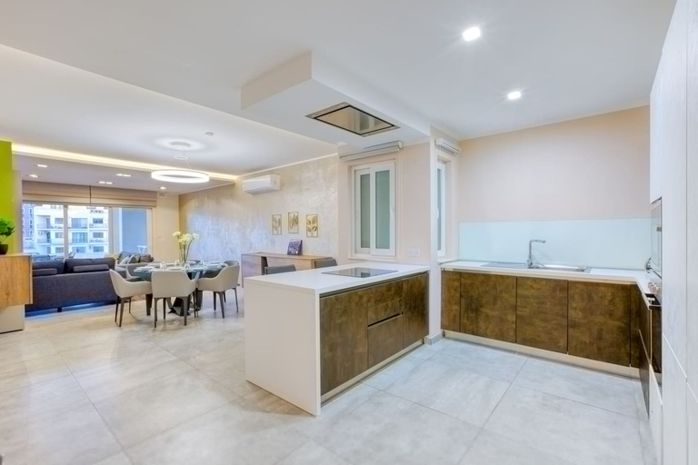 Room 4, Luxury 3-bed With Private Terrace in St Julian s, St Julian's